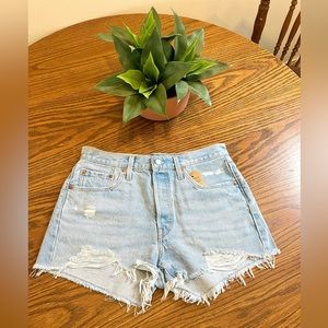 NWT - 501 Levi’s HIGH RISE WOMEN'S SHORTS - light wash